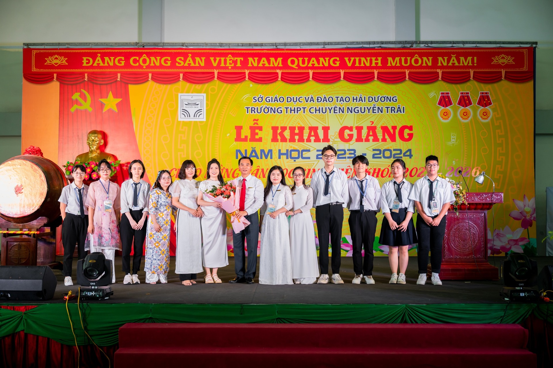 Nhấn để phóng to